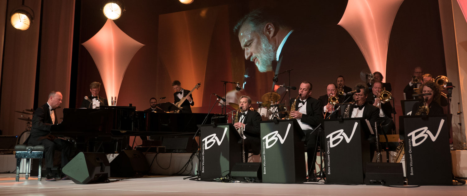 Big Band Björn Vüllgraf mit Sänger Marc Marshall
