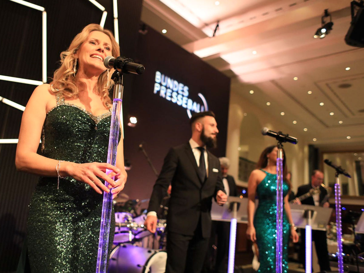 Sängerin Linda singt Pop-Musik und Rockmusik bei Galaband Noble Composition