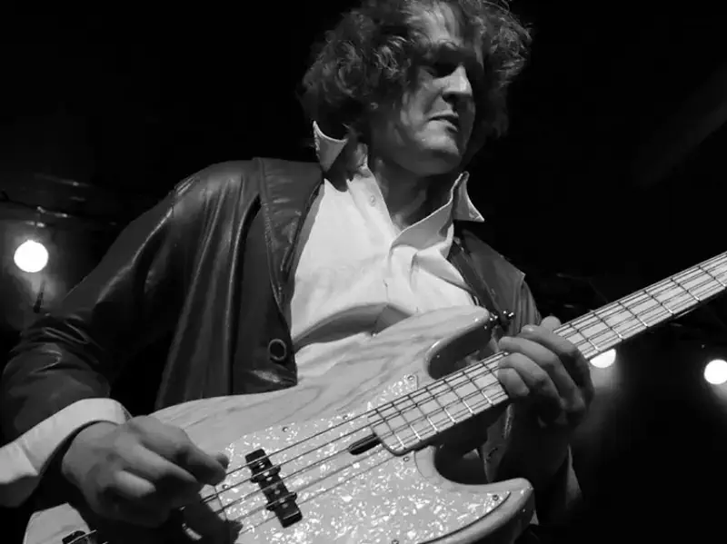 Gitarrist Reiner Schmidt mit seiner Gitarre