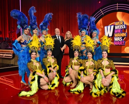 Bühnenbild: Stefan Raab, Barbara Schöneberger & Showtänzer bei Fernsehproduktion der TV-Show "Wer weiß wie wann was war?"