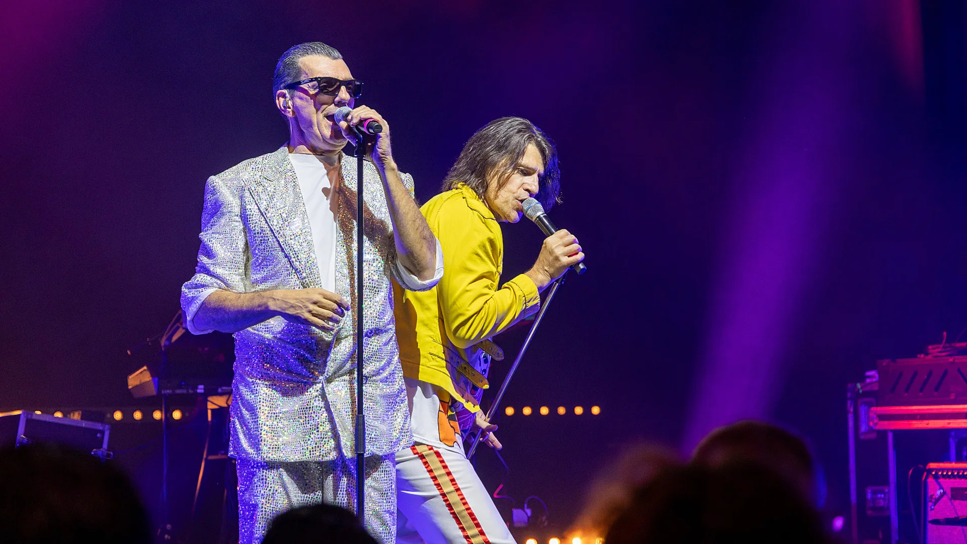 Axel Herrig als Falco und Sascha Lien als Freddie Mercury bei FALCO meets QUEEN live auf der Bühne