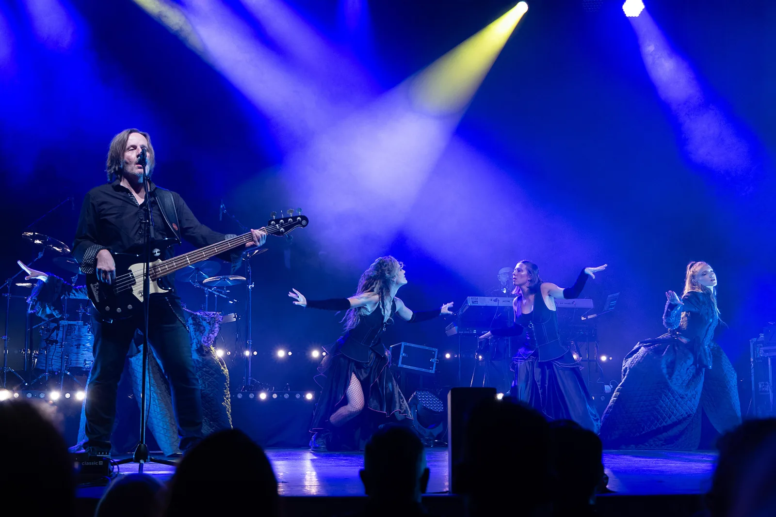 Live-Band und Bühnenensemble der Konzertshow FALCO meets QUEEN