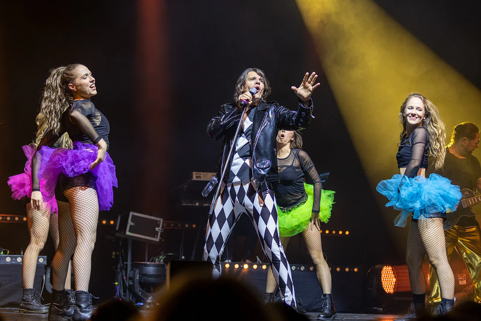 Sascha Lien bei FALCO meets QUEEN mit Tänzerinnen auf der Bühne