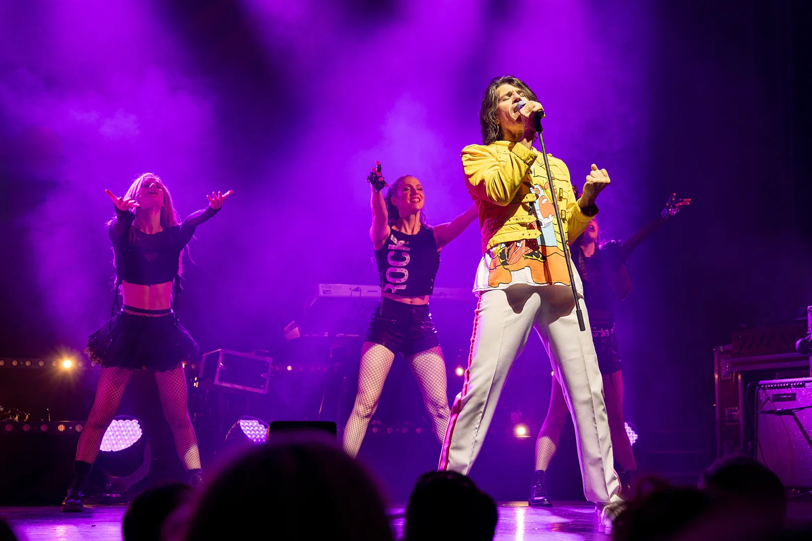 Sascha Lien als Freddie Mercury bei FALCO meets QUEEN live auf der Bühne
