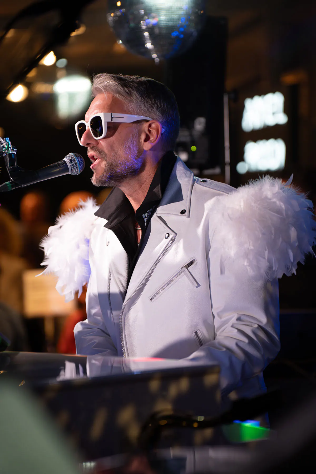 Tofino Schmidt als Elton John bei ELTON & JOEL – FACE TO FACE live am Piano