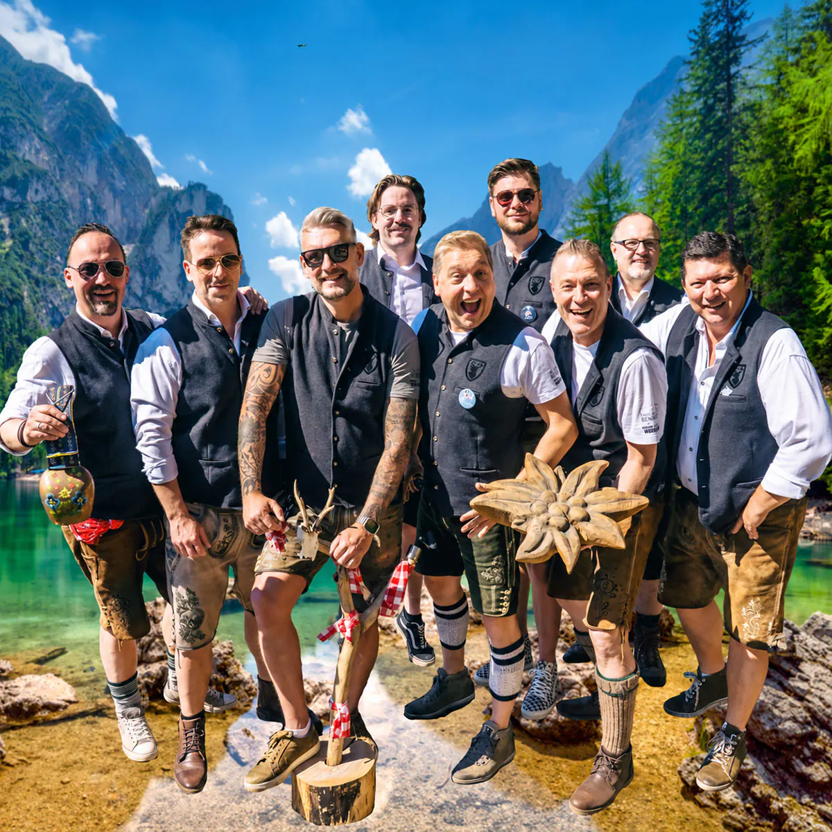 Die neun Musiker der ALPENFUZZIS in Tracht