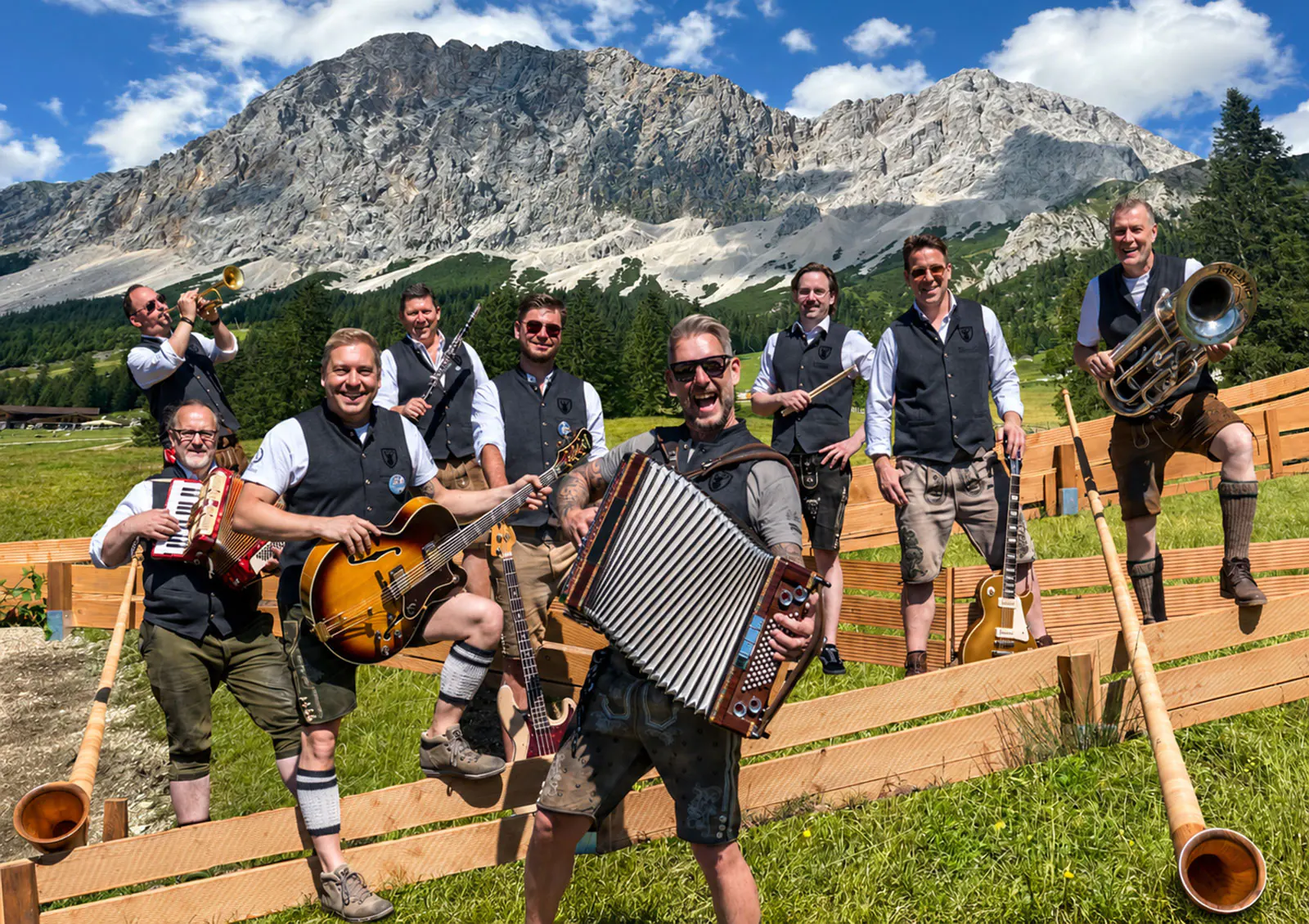 ALPENFUZZIS mit Akkordeon und Bläsersatz – 9-köpfige Liveband vor Alpenkulisse