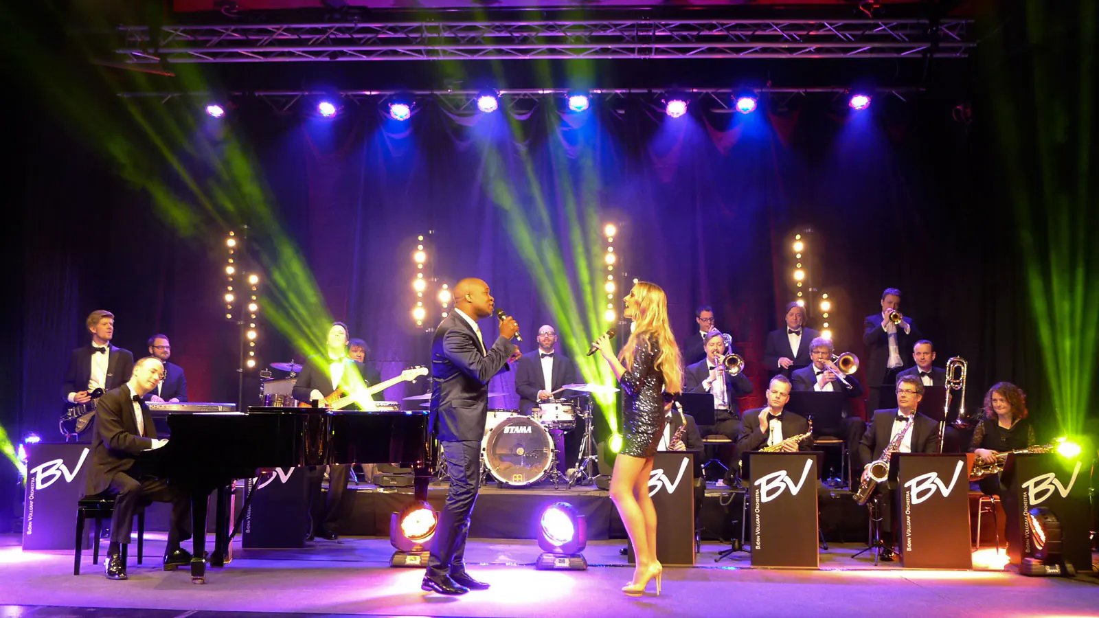 BJÖRN VÜLLGRAF ORCHESTRA live mit Sängerin und Sänger