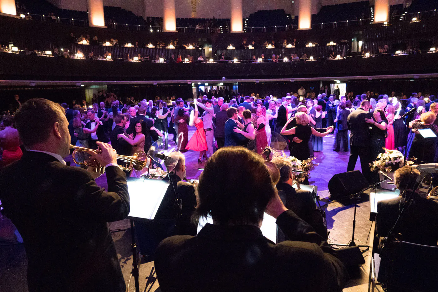 Blick vom BJÖRN VÜLLGRAF ORCHESTRA auf eine volle Tanzfläche bei einem Galaball