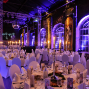 Festlich eingedeckte Eventlocation für eine Firmenweihnachtsfeier