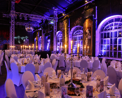 Festlich eingedeckte Eventlocation für eine Firmenweihnachtsfeier