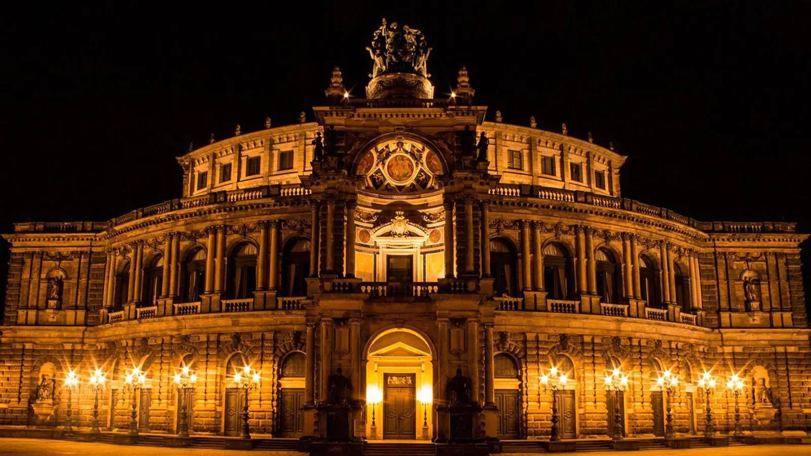 Semperoper Dresden bei Nacht