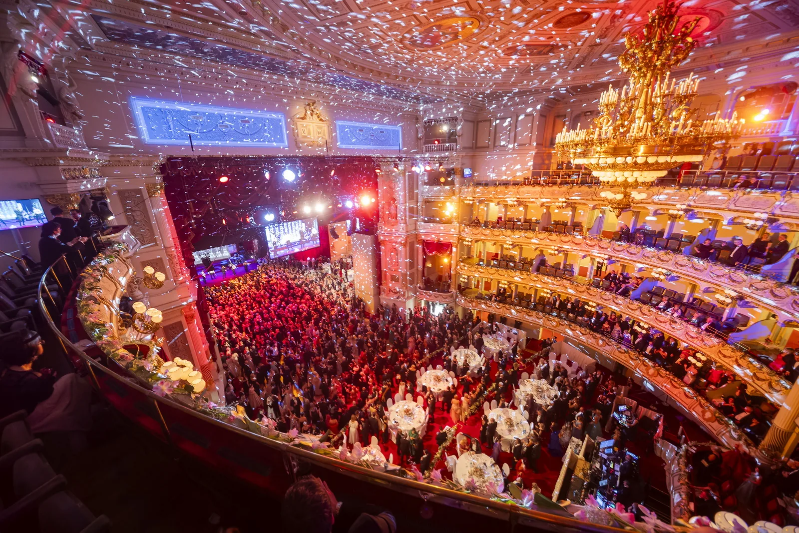 Blick in den festlich gefüllten Ballsaal beim SemperOpernball Dresden