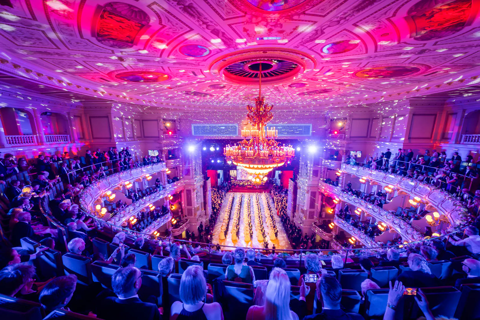 Debütanten beim SemperOpernball in der Semperoper Dresden
